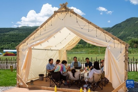 8月12日，游客在寧夏固原市涇源縣大灣鄉(xiāng)楊嶺村品嘗當?shù)孛朗?。新華社記者 李旭倫 攝