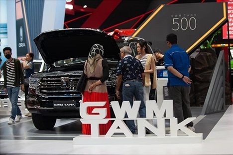 印尼消費者參觀長城汽車的展臺。趙猛 攝