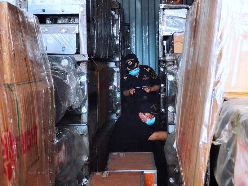 關(guān)員利用工業(yè)內(nèi)窺鏡在集裝箱內(nèi)進(jìn)行查驗。人民網(wǎng)記者 栗翹楚攝