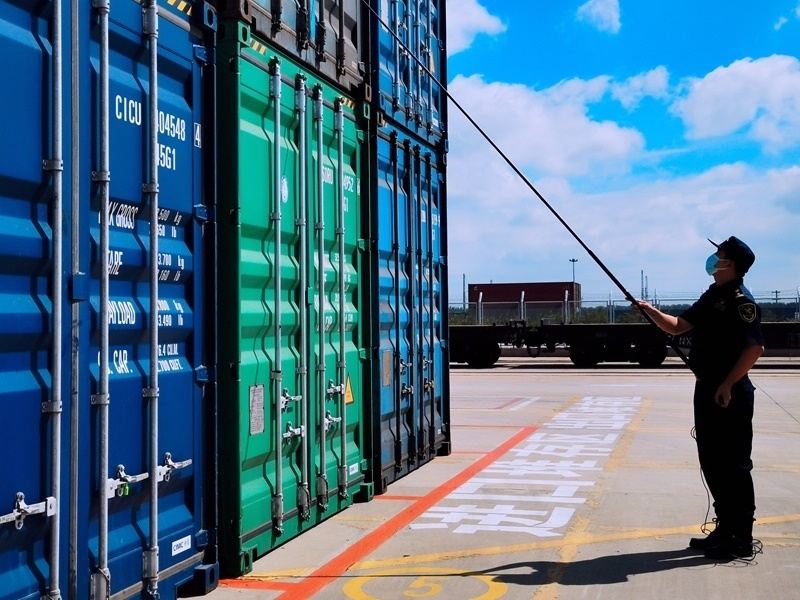 關(guān)員利用工業(yè)內(nèi)窺鏡檢查箱號、鎖號、封志情況。人民網(wǎng)記者 栗翹楚攝