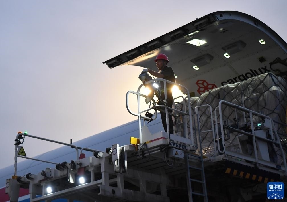 8月1日，工作人員在中國鄭州新鄭國際機(jī)場為一架盧森堡貨航貨機(jī)裝貨。新華社記者 李嘉南 攝