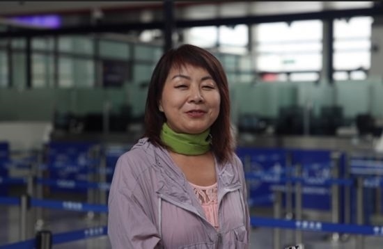 7月22日，曾經(jīng)在老撾瑯勃拉邦工作過3年的加拿大華僑孫月玲乘坐中老鐵路國際旅客列車從中國出境。衛(wèi)海林 攝