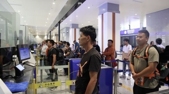 6月13日，乘坐中老鐵路國際旅客列車的旅客在磨憨邊檢大廳排隊(duì)候檢。李揚(yáng) 攝