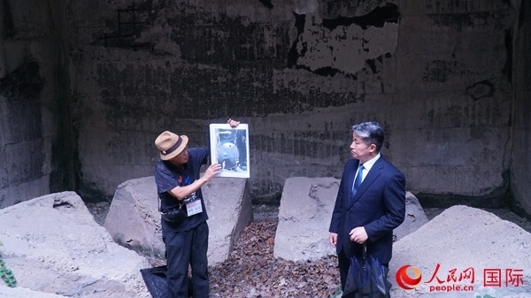 毒氣島歷史研究所事務(wù)局長山內(nèi)正之在毒氣儲(chǔ)存遺址為大家介紹日軍發(fā)動(dòng)毒氣戰(zhàn)的罪證。人民網(wǎng) 蔣曉辰攝