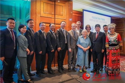 張家界文化旅游推介會部分嘉賓合影。人民網(wǎng) 郭錦標攝