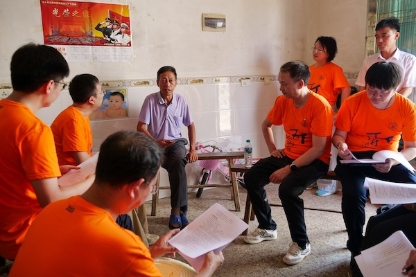 江西上饒“千村調(diào)查”分隊(duì)于余干縣上西源村入戶調(diào)查。校方供圖