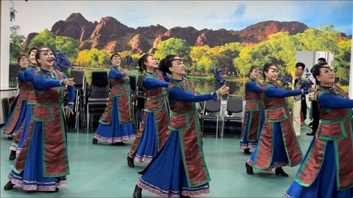 臨潢家園社區(qū)居民在烏蘭牧騎排練廳編排舞蹈。人民網(wǎng)記者 金洪花攝