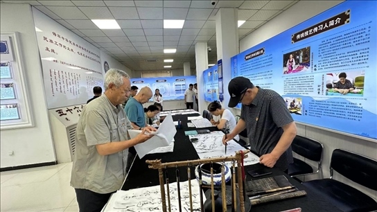 臨潢家園社區(qū)居民在書(shū)法練習(xí)室練習(xí)書(shū)法。人民網(wǎng)記者 金洪花攝