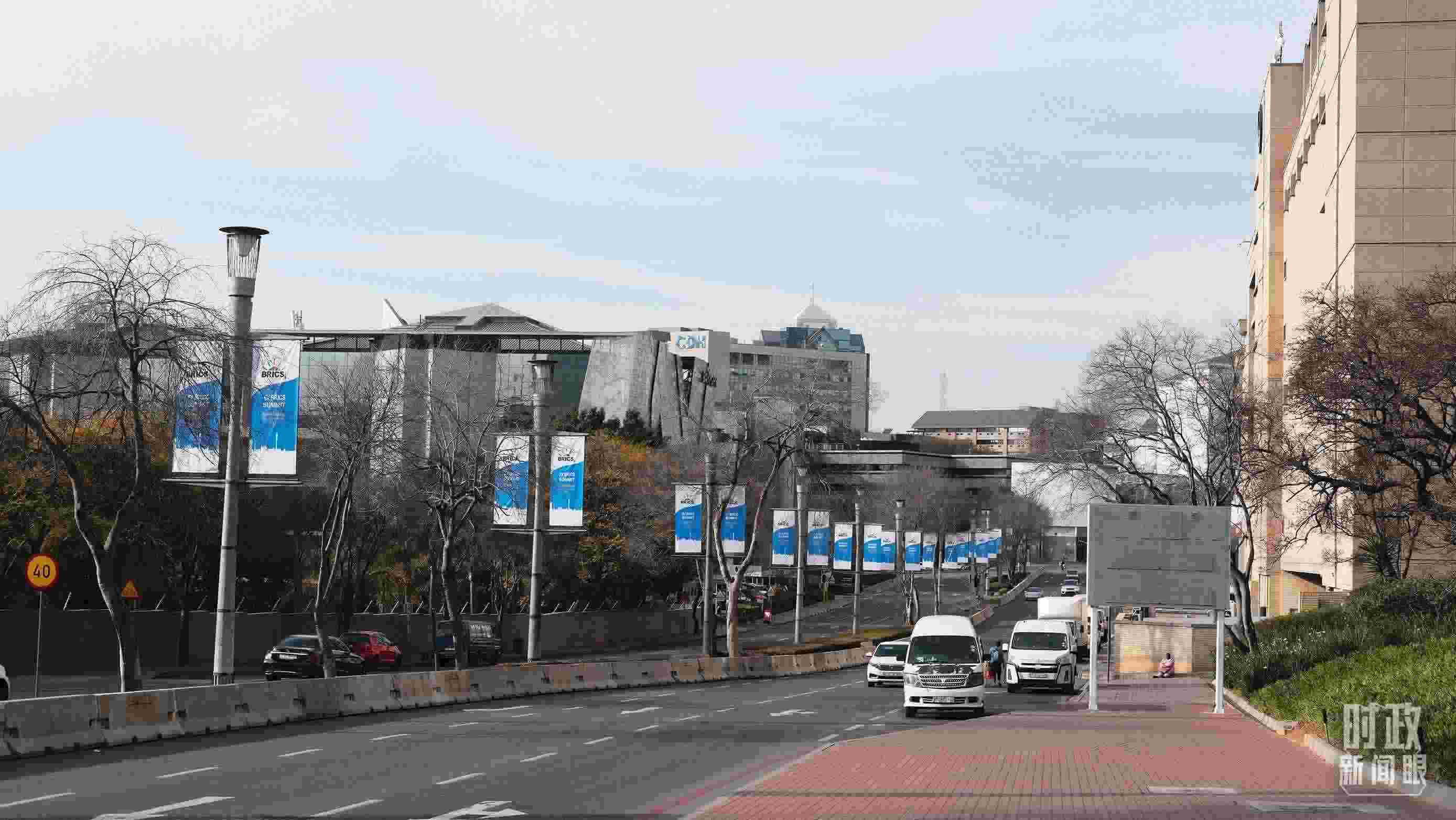 △約翰內(nèi)斯堡，街頭懸掛金磚峰會條幅。（總臺央視記者盧心雨拍攝）