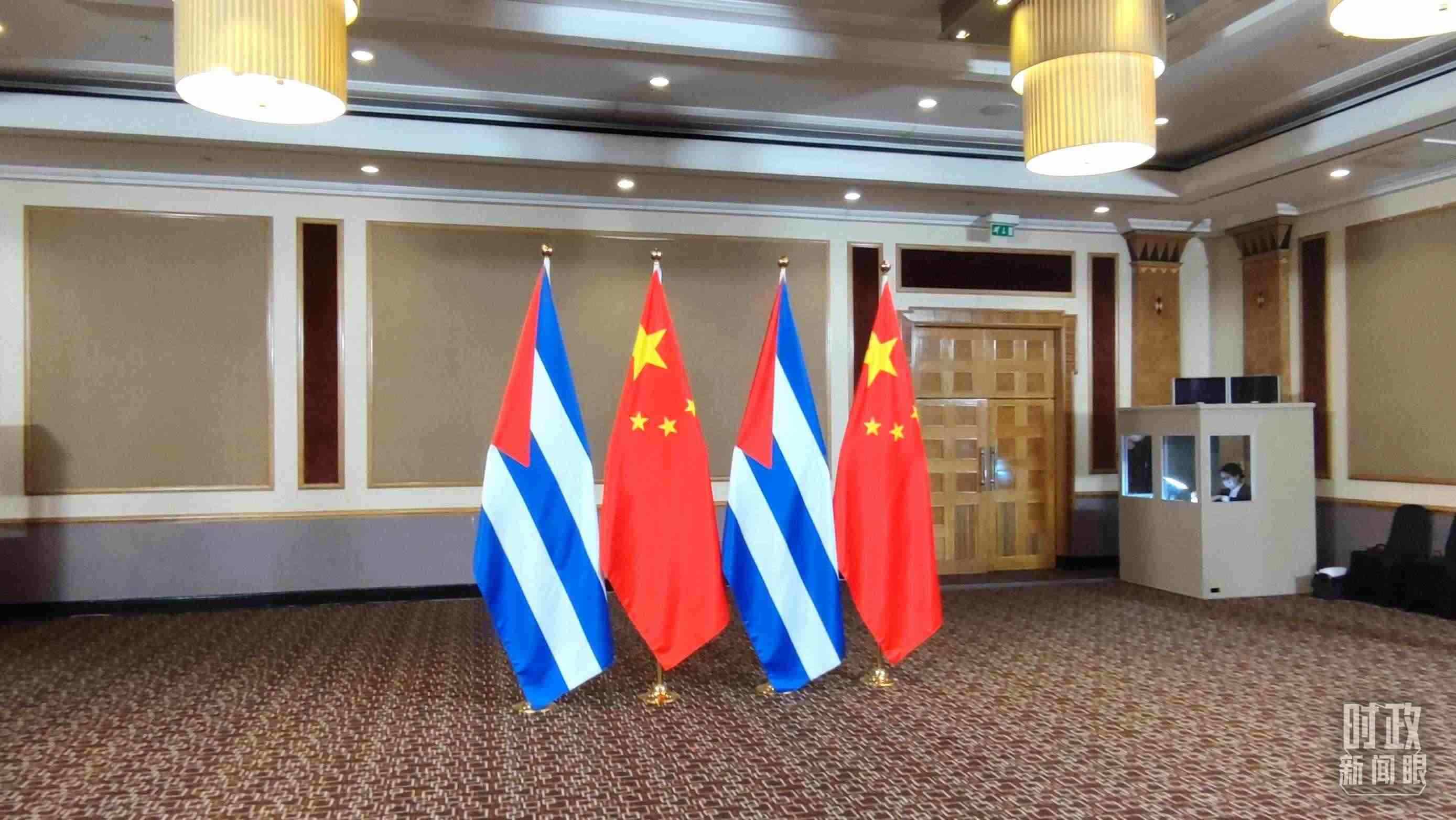 △會見現(xiàn)場的中古兩國國旗。（總臺央視記者耿小龍拍攝）