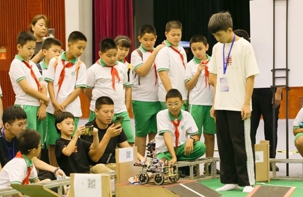 青少年學生現(xiàn)場觀看比賽。北京工商大學供圖