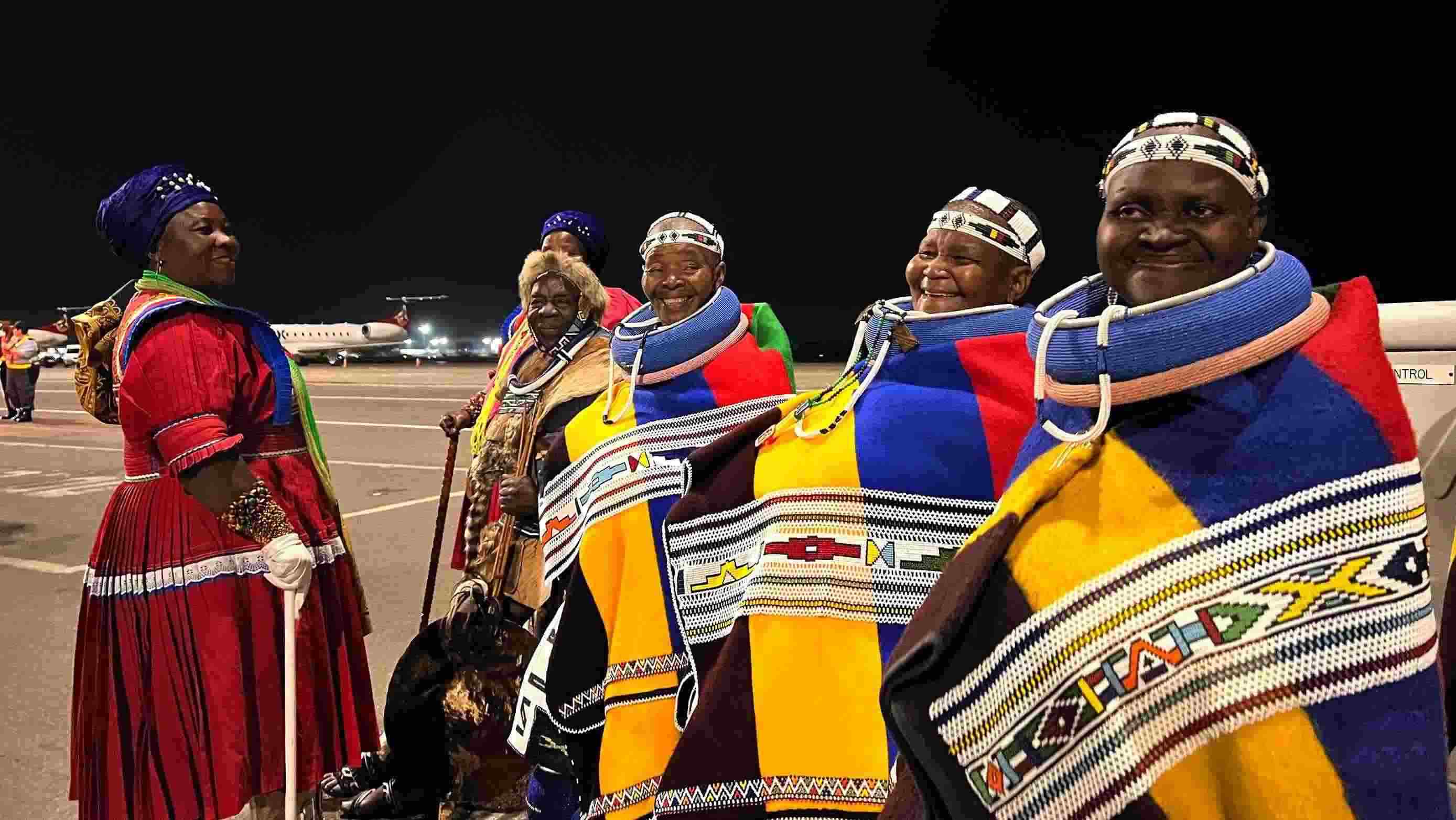 當(dāng)?shù)貢r(shí)間2023年8月21日晚，習(xí)近平主席乘坐的專機(jī)抵達(dá)南非約翰內(nèi)斯堡坦博國(guó)際機(jī)場(chǎng)，這是身穿民族服飾迎接的當(dāng)?shù)厝罕姟? width=