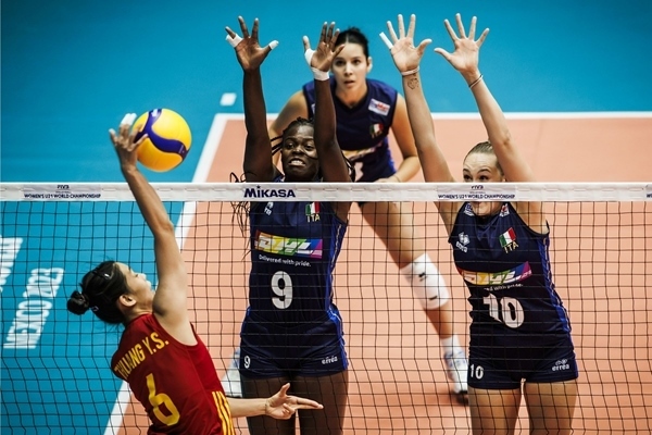 中國(guó)隊(duì)球員莊宇珊(左)在比賽中。圖片來(lái)源：國(guó)際排聯(lián)