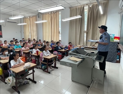 趙超剛在呼家樓中心小學(xué)為學(xué)生們講法治課。受訪者供圖