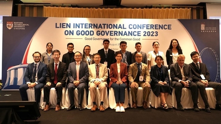 與會嘉賓和新書的編者及章節(jié)作者合影。新加坡南洋理工大學供圖