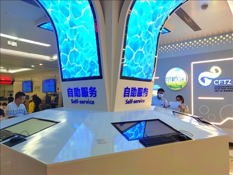市民在中國（廣西）自由貿(mào)易區(qū)南寧片區(qū)綜合服務大廳辦理業(yè)務。人民網(wǎng) 付華周攝