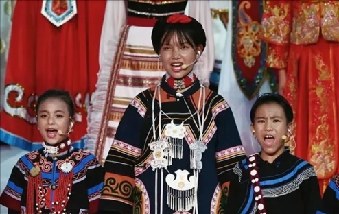 △今年7月，在成都大運(yùn)會(huì)開幕式上，從大山深處走來的孩子們，自信地站在舞臺(tái)中央，以歌聲表達(dá)對(duì)未來的憧憬。