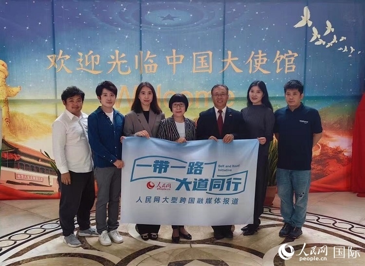 崔建春大使（右三）與人民網(wǎng)記者合影。