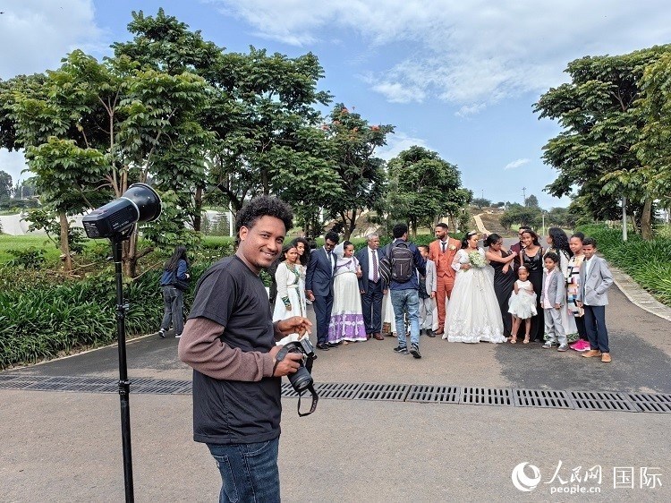 一對新人和親友在亞的斯亞貝巴友誼廣場合影。人民網(wǎng)記者 陳星星攝