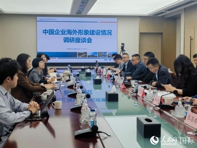 埃塞俄比亞中國商會企業(yè)代表與人民網(wǎng)記者座談。人民網(wǎng)記者 劉寧攝