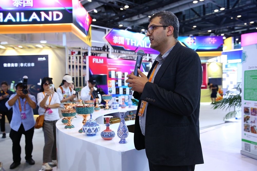 9月1日，參展商在國(guó)家會(huì)議中心向媒體記者介紹展臺(tái)信息。新華社記者 孫瑋彤 攝