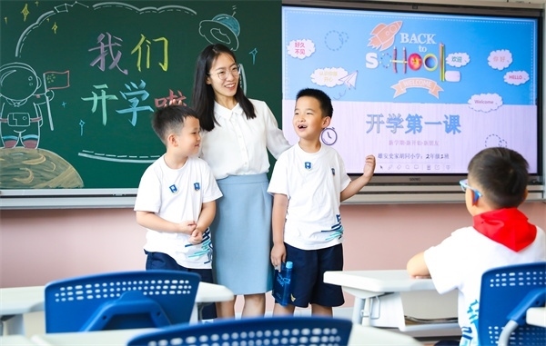 8月30日，雄安史家胡同小學(xué)學(xué)生體驗(yàn)學(xué)校生活。