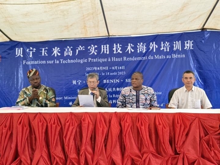 8月9日，2023年貝寧“玉米高產(chǎn)實用技術(shù)培訓(xùn)班”開班儀式在位于塞梅波吉市的中國援貝寧農(nóng)業(yè)技術(shù)示范中心舉行。