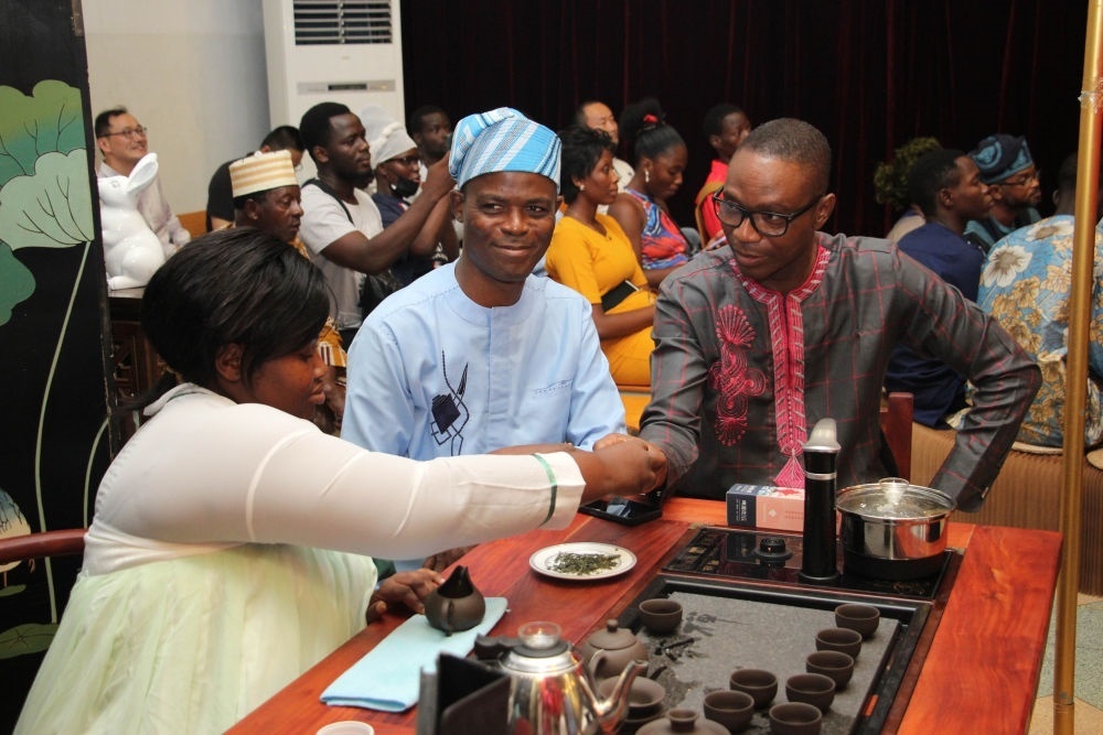 人們在貝寧科托努貝寧中國文化中心“茶和天下·雅集——青島有禮”文化交流活動上品茶。