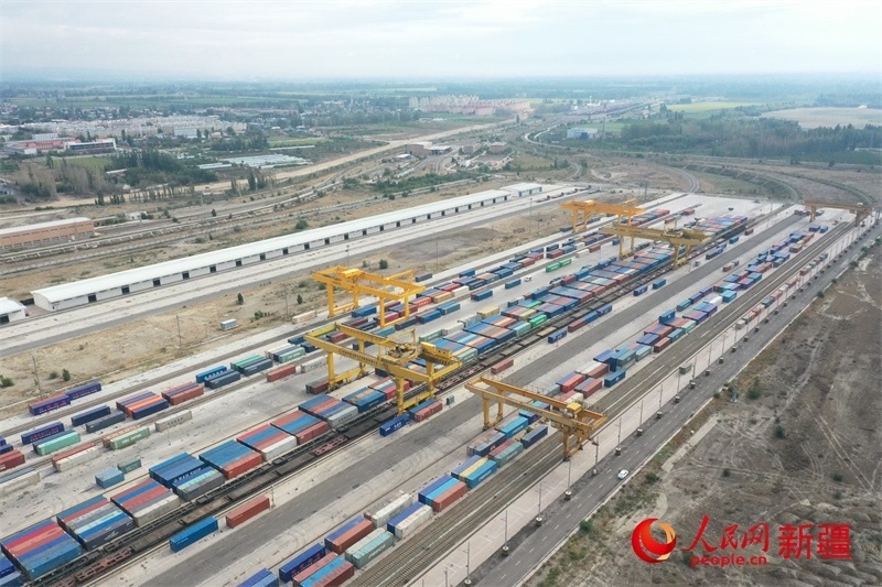 8月8日，在霍爾果斯口岸換裝廠區(qū)，工人正在進行吊箱作業(yè)。 人民網(wǎng)記者 張力洋攝