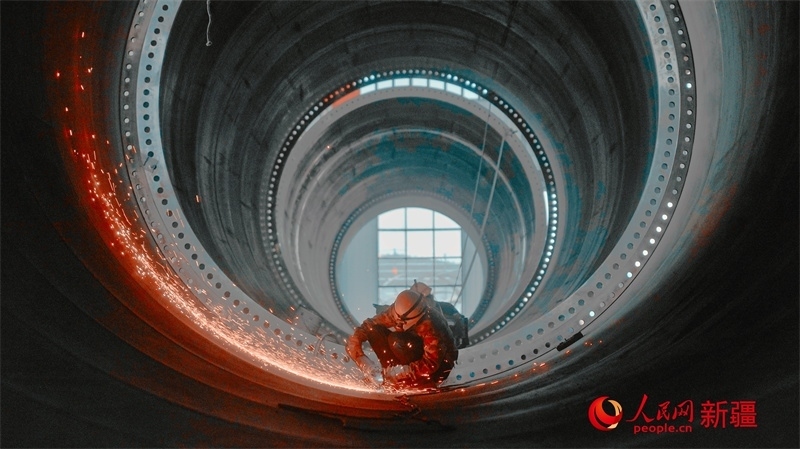 中國水利水電四局（塔城）裝備制造基地，工人們正在開展作業(yè)。 人民網(wǎng) 李欣洋攝