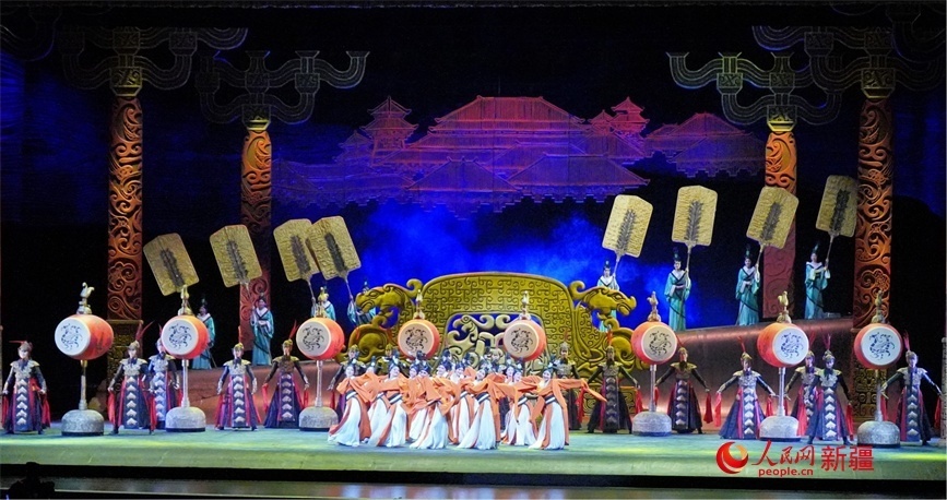 第六屆中國新疆國際民族舞蹈節(jié)開幕式上演出的歷史題材舞劇《張騫》。 人民網(wǎng) 李欣洋攝