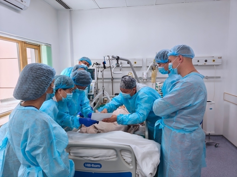 中哈專家團隊完成哈國首例離體肝切和自體肝移植術。 新疆醫(yī)科大學第一附屬醫(yī)院供圖