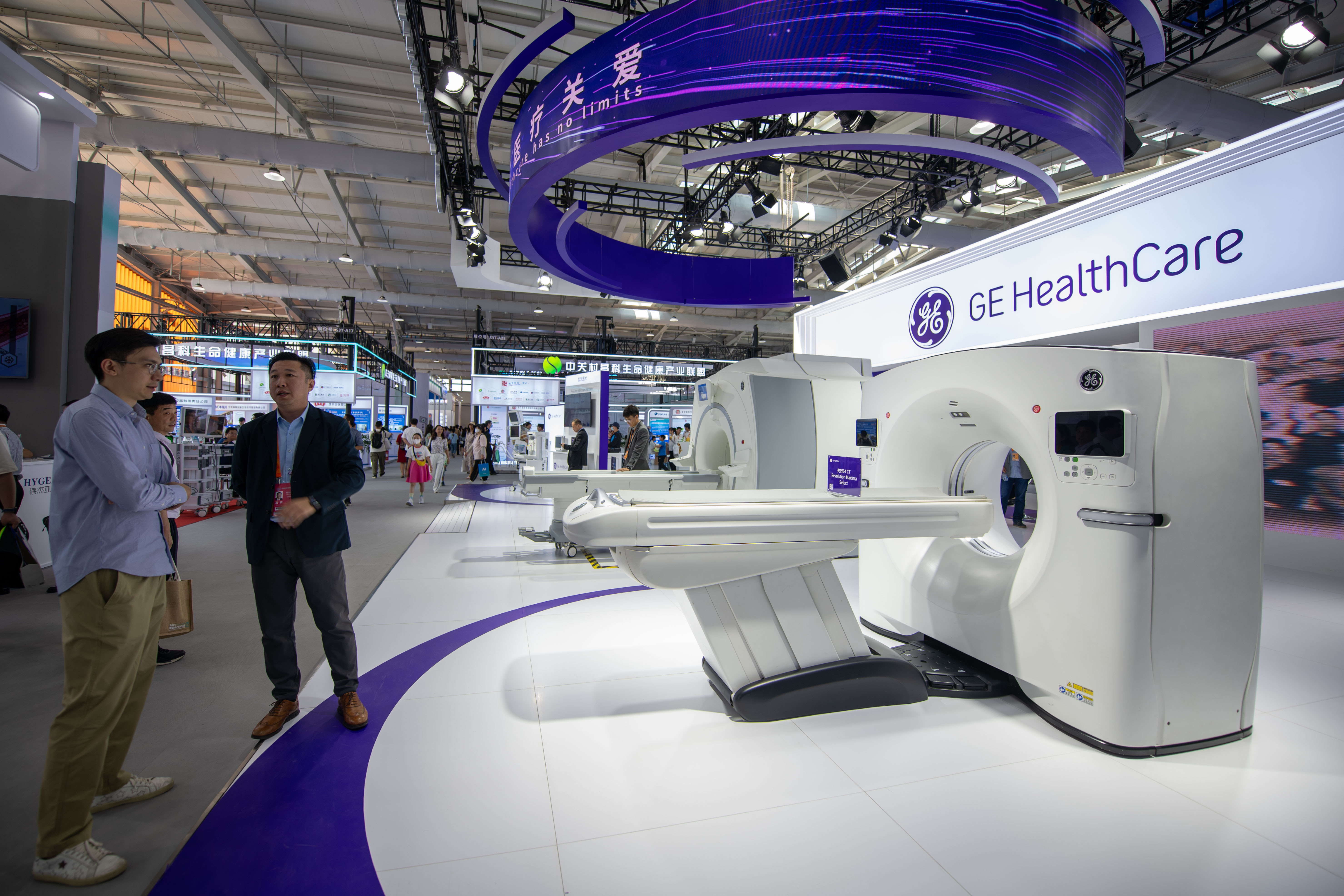 9月3日，在位于首鋼園的健康衛(wèi)生服務(wù)展區(qū)，觀眾正在參觀GE展臺(tái)。人民網(wǎng)記者 翁奇羽攝