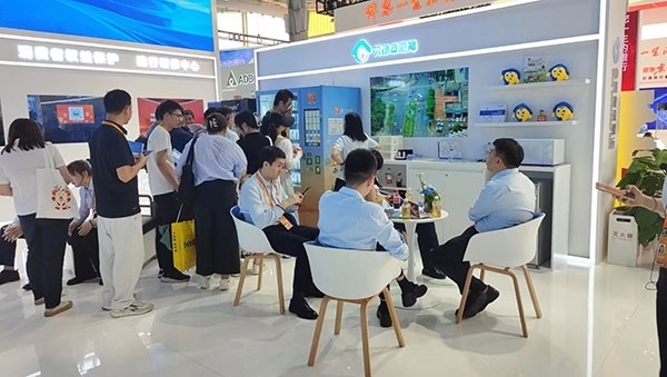 銀行機(jī)構(gòu)“勞動(dòng)者港灣”的服務(wù)理念，吸引觀展群眾上前咨詢。人民網(wǎng)記者 李彤?dāng)z