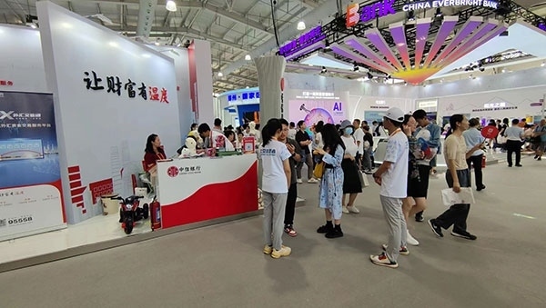 在銀行展臺，“溫度”成為了高頻詞匯。人民網(wǎng)記者 李彤?dāng)z