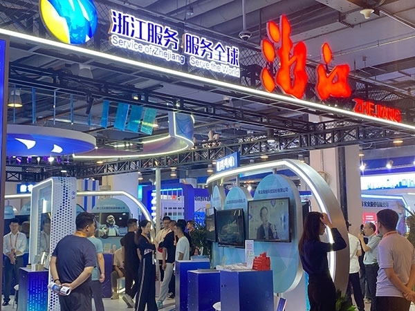 在浙江省交易團(tuán)展區(qū)，數(shù)字支付技術(shù)吸引了觀展群眾的目光。人民網(wǎng)記者 李彤?dāng)z