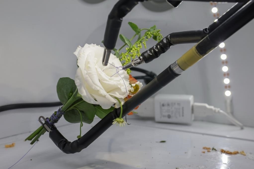 9月4日，在服貿(mào)會(huì)首鋼園區(qū)北京友誼醫(yī)院展臺(tái)，圖邁單臂腔鏡手術(shù)機(jī)器人用手術(shù)線打結(jié)。新華社記者 張玉薇 攝