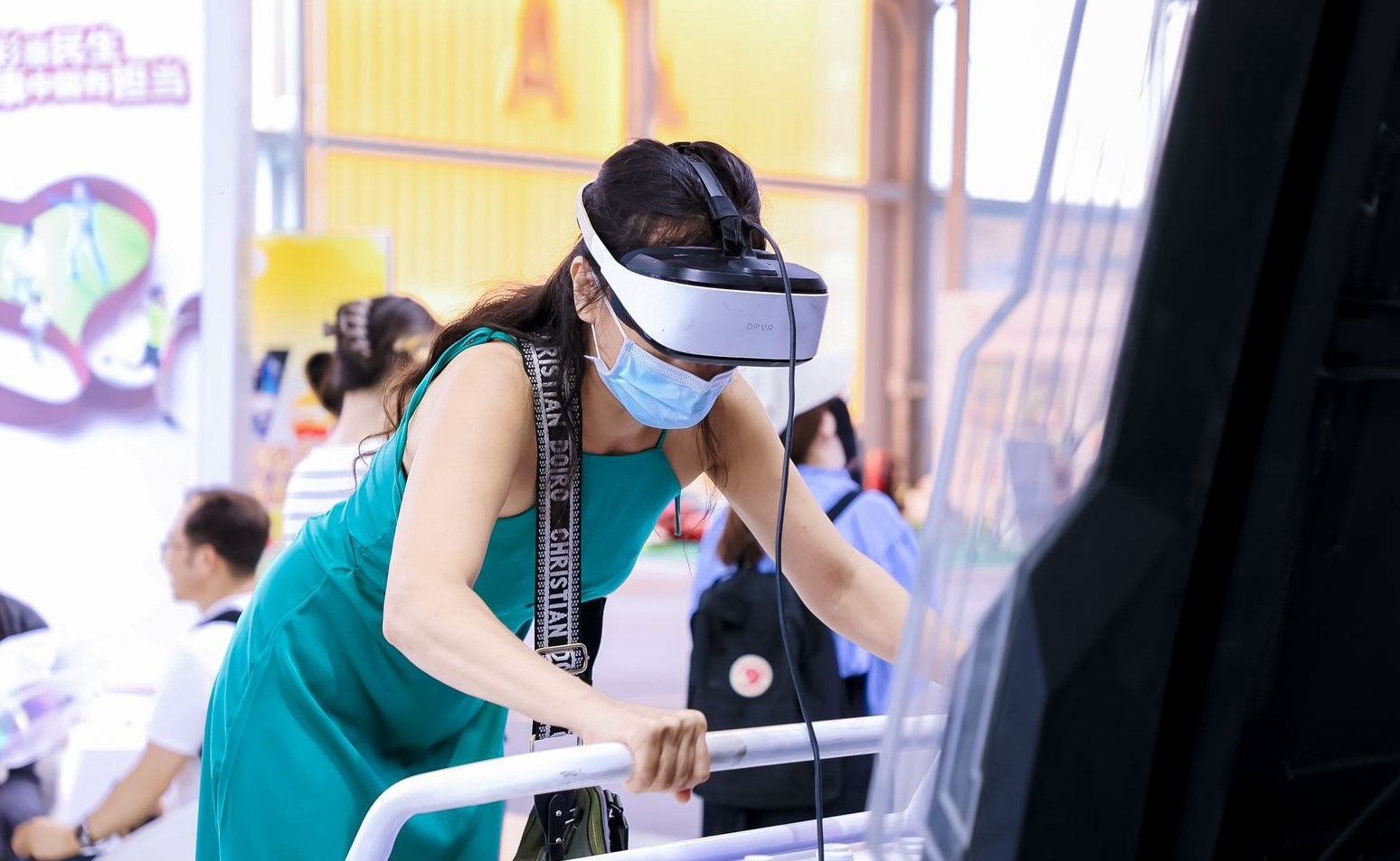 觀眾參與AI體驗(yàn)。圖片來源：中國國際服務(wù)貿(mào)易交易會(huì)