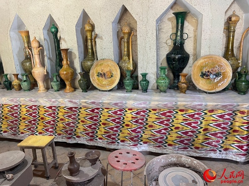 游客制作土陶體驗區(qū)。人民網(wǎng)記者 常雪梅攝