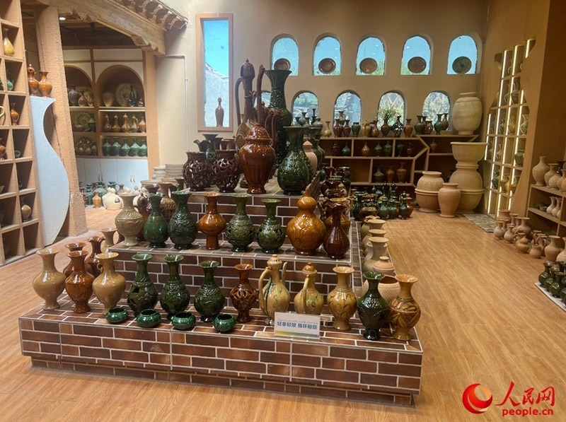土陶展覽館內(nèi)展示的精美土陶制品。人民網(wǎng)記者 常雪梅攝