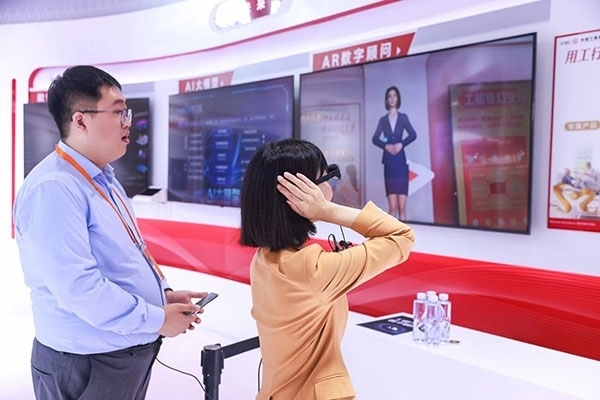 在工商銀行展臺，數(shù)字員工“工曉伴”與觀展游客互動。受訪者供圖