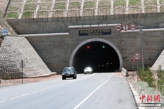 連接塔吉克斯坦南北的重要隧道之一哈特隆隧道由中國(guó)路橋承建，是塔國(guó)南北公路交通的重要干線道路，對(duì)促進(jìn)塔吉克斯坦南北交流和國(guó)民經(jīng)濟(jì)發(fā)展具有重要意義。田冰攝