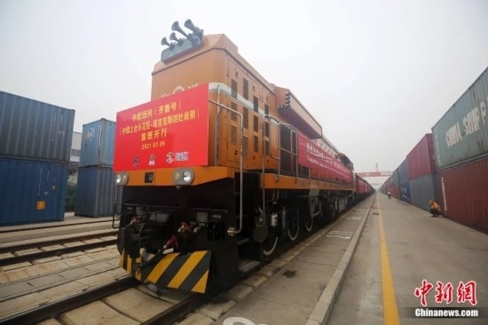 2021年7月5日，中國(guó)—上海合作組織地方經(jīng)貿(mào)合作示范區(qū)（簡(jiǎn)稱“上合示范區(qū)”）前往塔吉克斯坦首都杜尚別的首班中歐班列（齊魯號(hào)）“上合快線”發(fā)出，從上合示范區(qū)青島多式聯(lián)運(yùn)中心啟程，為中國(guó)及日本、韓國(guó)等周邊國(guó)家和地區(qū)與塔吉克斯坦經(jīng)貿(mào)往來(lái)提供了全新的物流解決方案。胡耀杰 攝