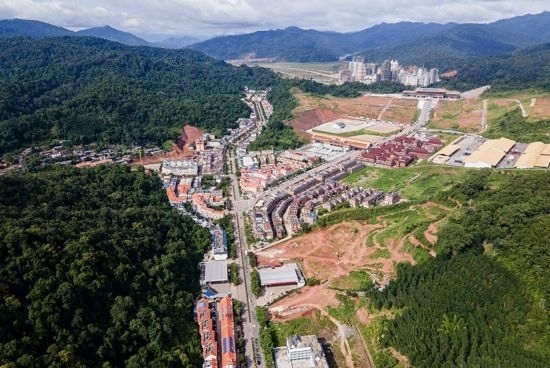 磨憨口岸俯瞰，右前方高層白色建筑群為老撾境內(nèi)。人民網(wǎng)記者 符皓攝