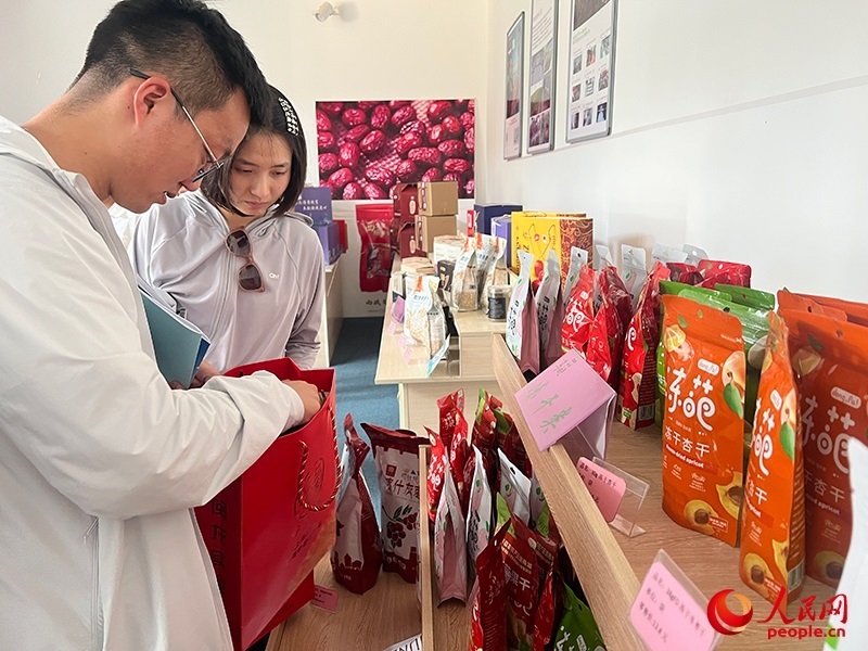 消費(fèi)者在選購產(chǎn)品。人民網(wǎng)記者 常雪梅攝