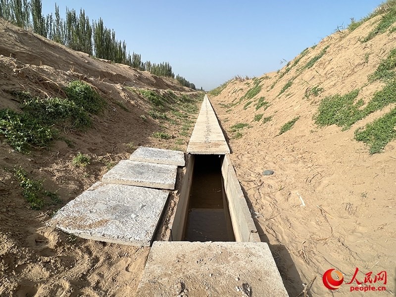 打開蓋板，可見水在寬一米、深一米的渠道內(nèi)暢通流過。人民網(wǎng)記者 常雪梅攝