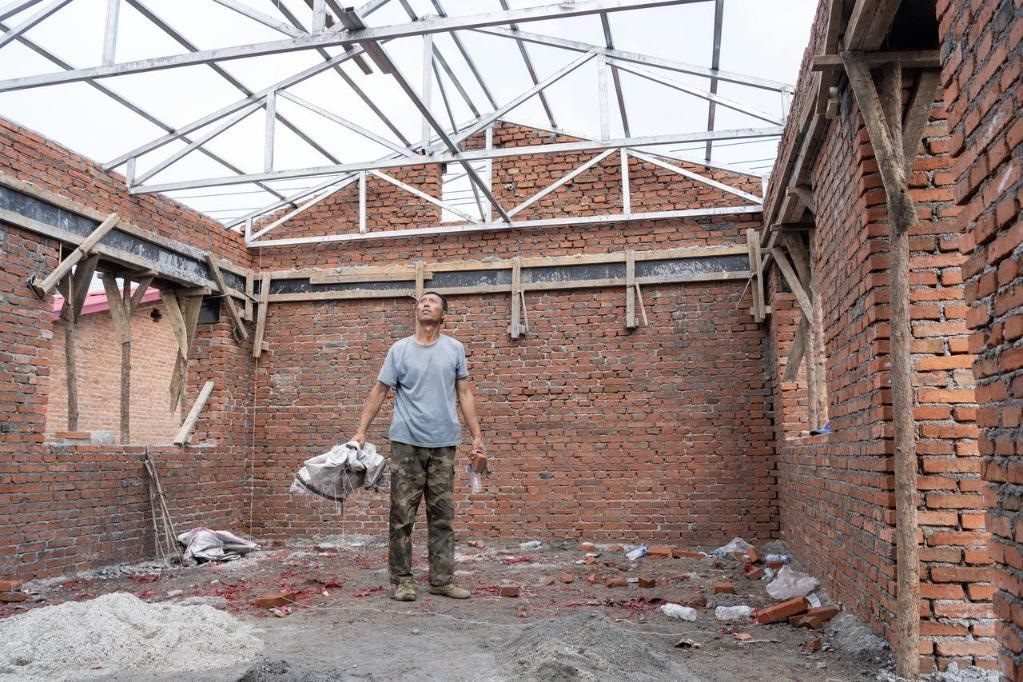 近日，在黑龍江省尚志市老街基鄉(xiāng)基豐村，村民劉環(huán)茂查看新建的房屋。新華社記者 謝劍飛 攝