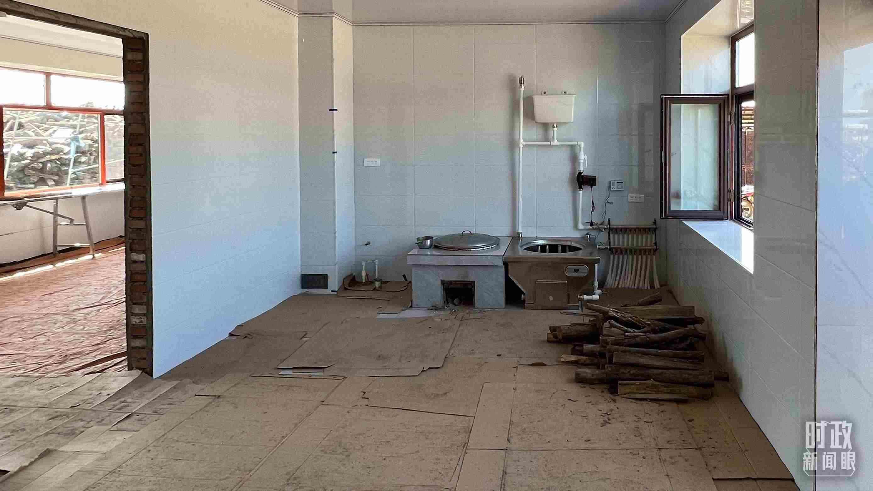 △龍王廟村內(nèi)，受災房屋內(nèi)部正在進行翻修。（總臺央視記者邢彬拍攝）