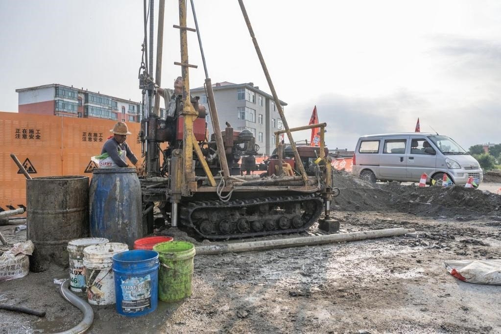 近日，在黑龍江省尚志市老街基鄉(xiāng)，施工人員正在作業(yè)。新華社記者 謝劍飛 攝