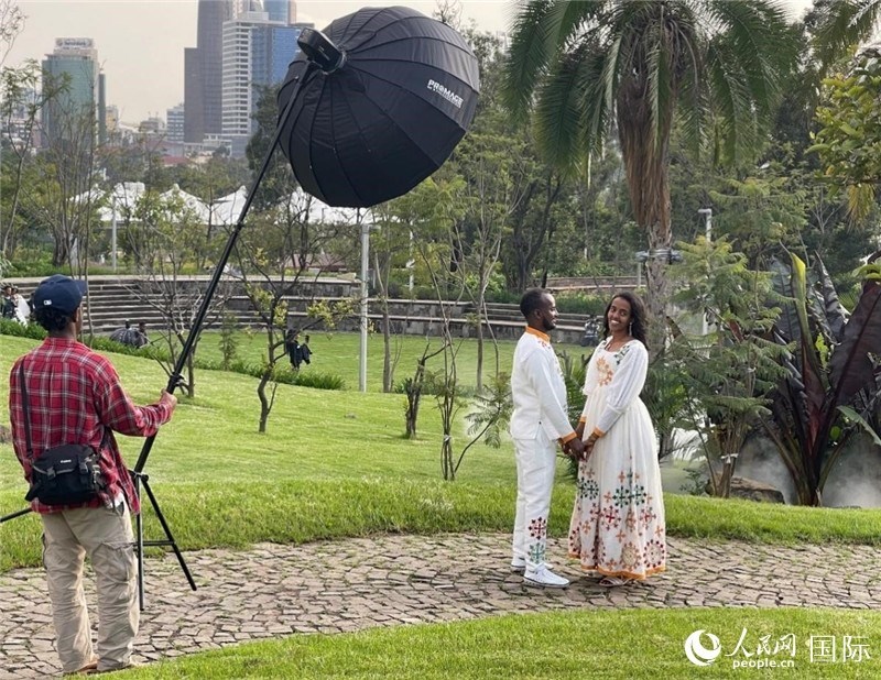 一對(duì)新人在友誼廣場(chǎng)拍照。人民網(wǎng)記者 趙艷紅攝